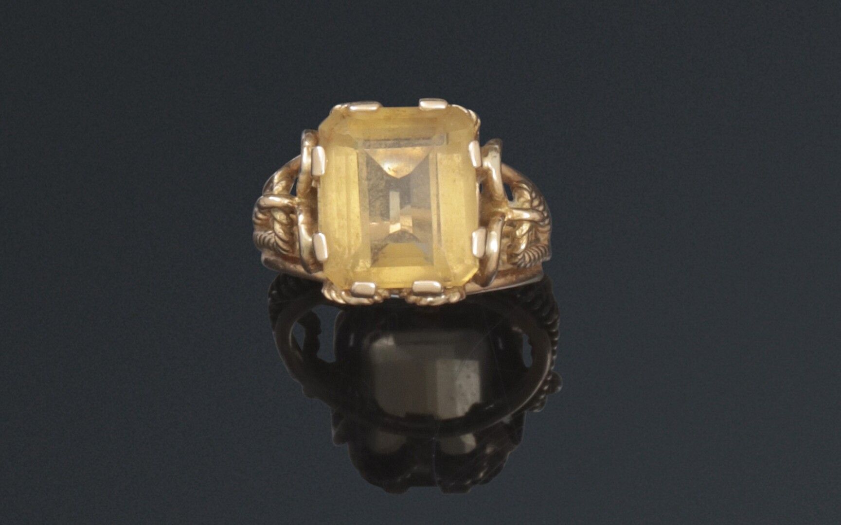 Null 戒指上镶嵌着一个长方形的黄水晶，侧面有切口，黄金镂空镶嵌。

重量：7,6 g。