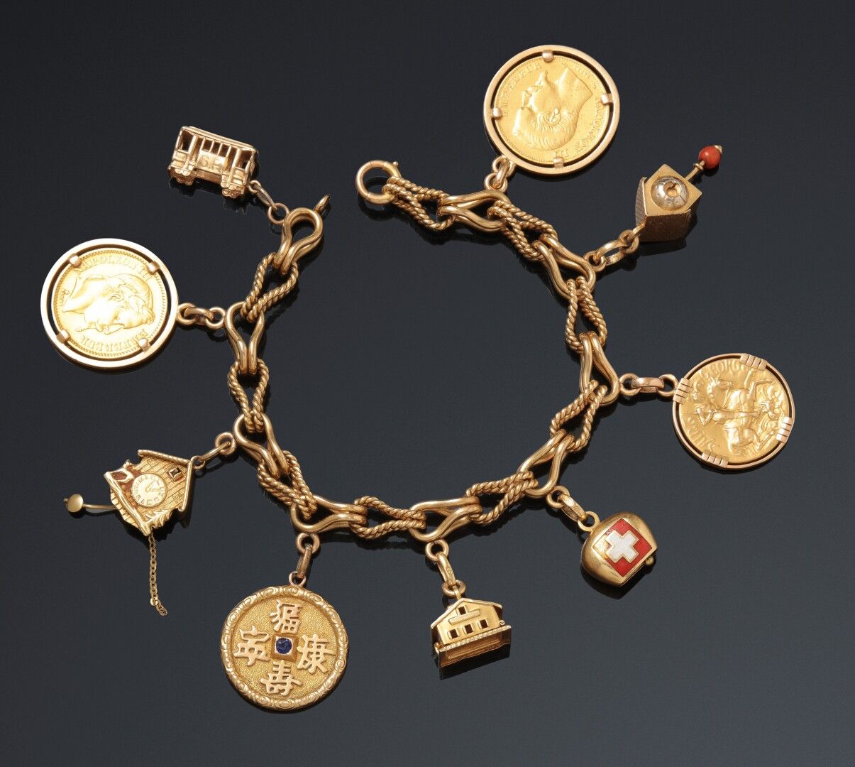 Null 黄金链节交替光滑和扭曲，饰有9个吊坠，其中两个是14K金，两个饰有20法郎金币（1864和1857年）。

(吊坠上的两块碎石)

总重量：71.1克&hellip;