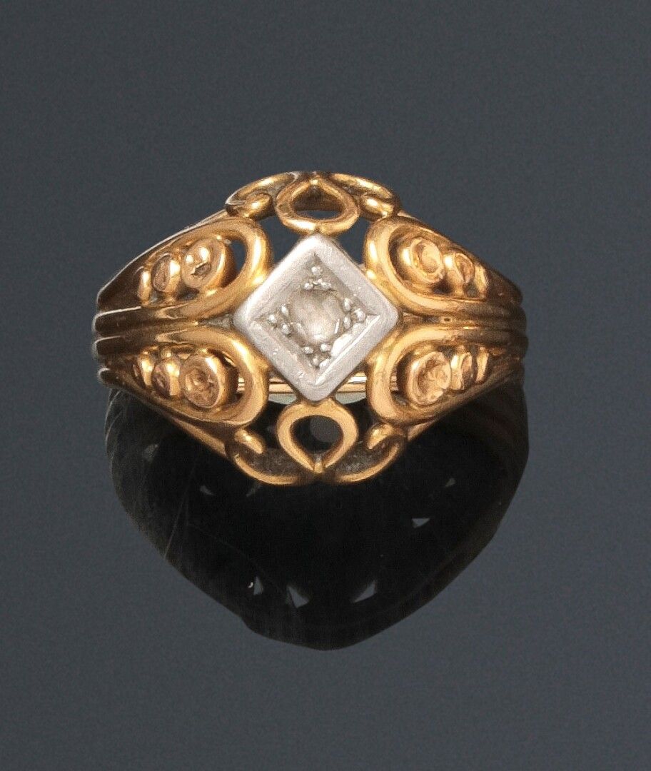 Null 黄金线圆顶戒指，在方形铂金底座上镶嵌一颗玫瑰切割钻石。

重量：5.8克。