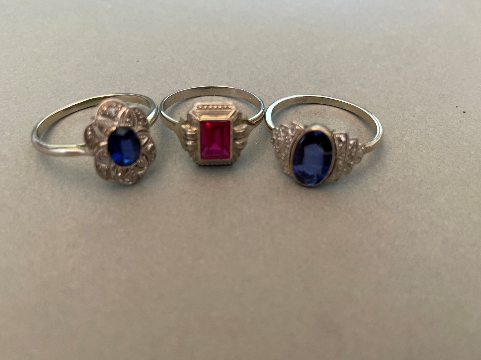 Null 三件古董戒指，分别镶嵌了一颗红宝石或合成蓝宝石，两件镶嵌了玫瑰式切割钻石。

玫瑰式切割钻石。白金和铂金镶嵌。

总重量：7.3克。