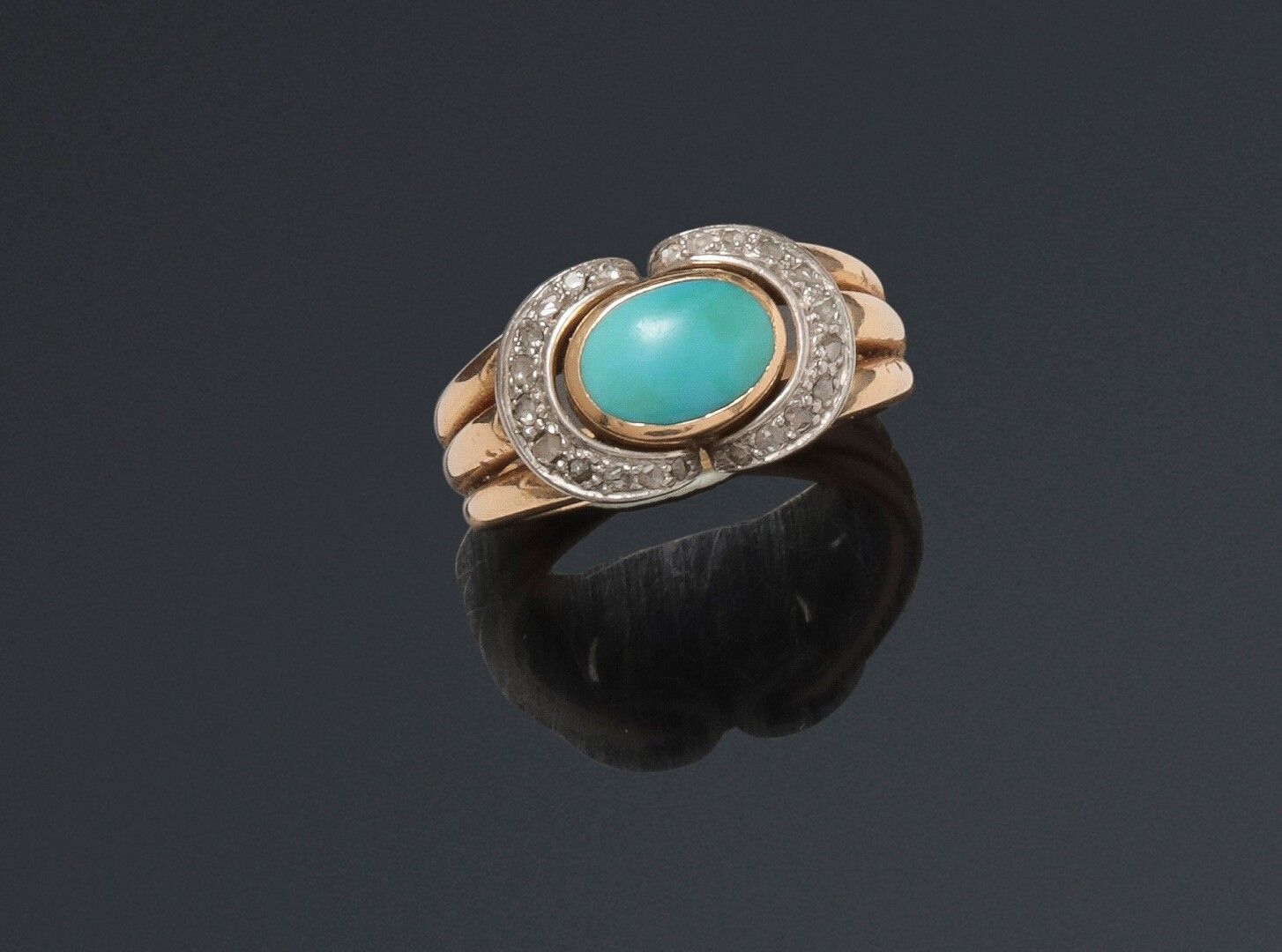 Null 20世纪60年代的戒指，在铂金上两行玫瑰式切割钻石之间镶嵌凸圆形绿松石，三体式指环为黄金。

(一朵玫瑰被一颗8/8的钻石取代)。

重量：12.1克&hellip;