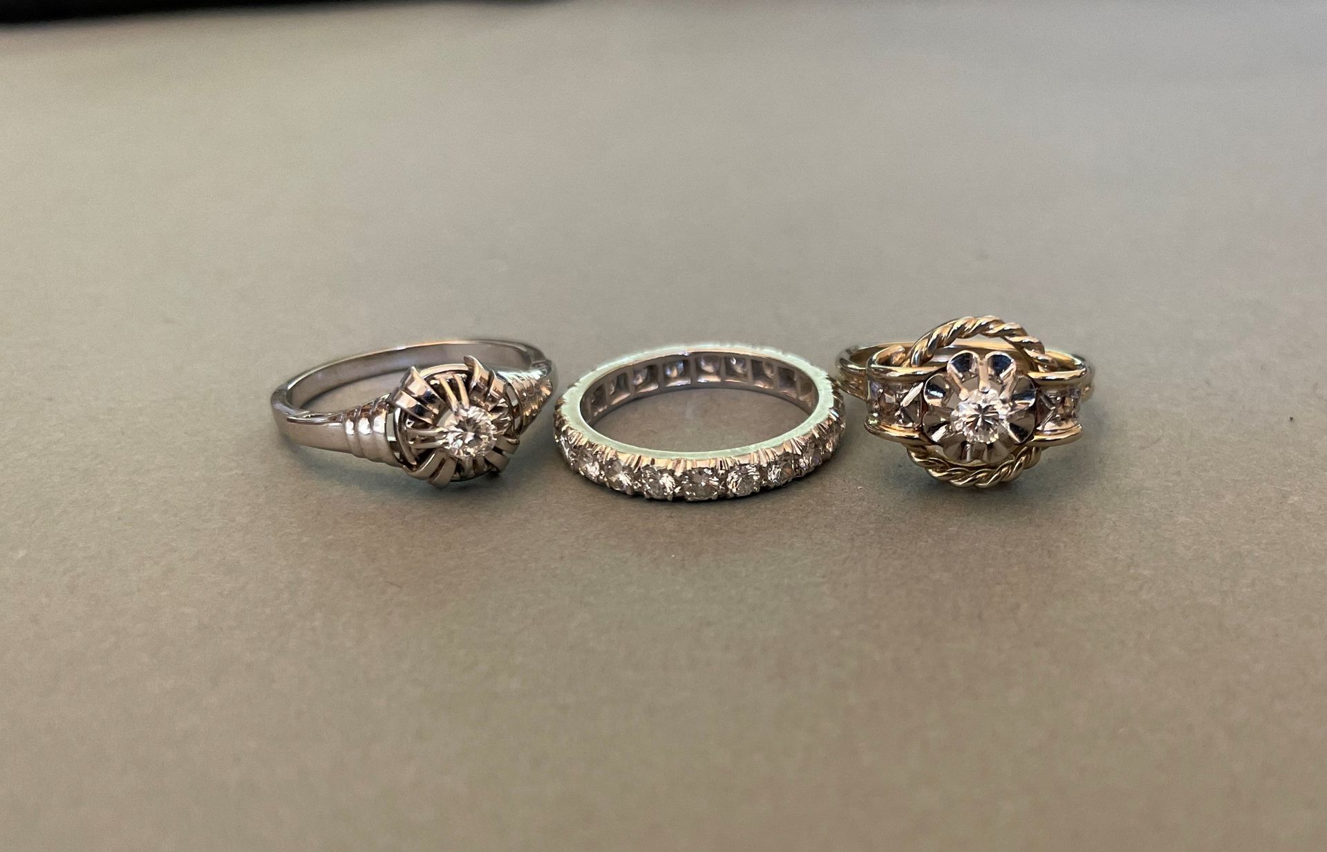 Null 拍品包括两枚铂金镶金戒指

和铂金上的钻石戒指。

(TD 52)

总重量：10,2克。