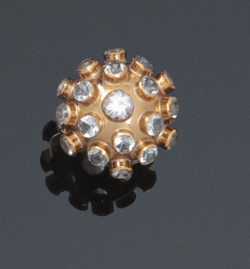 Null 镶有明亮的蓝色宝石（可能是海蓝宝石）的黄金圆顶戒指。

重量：3.1克。