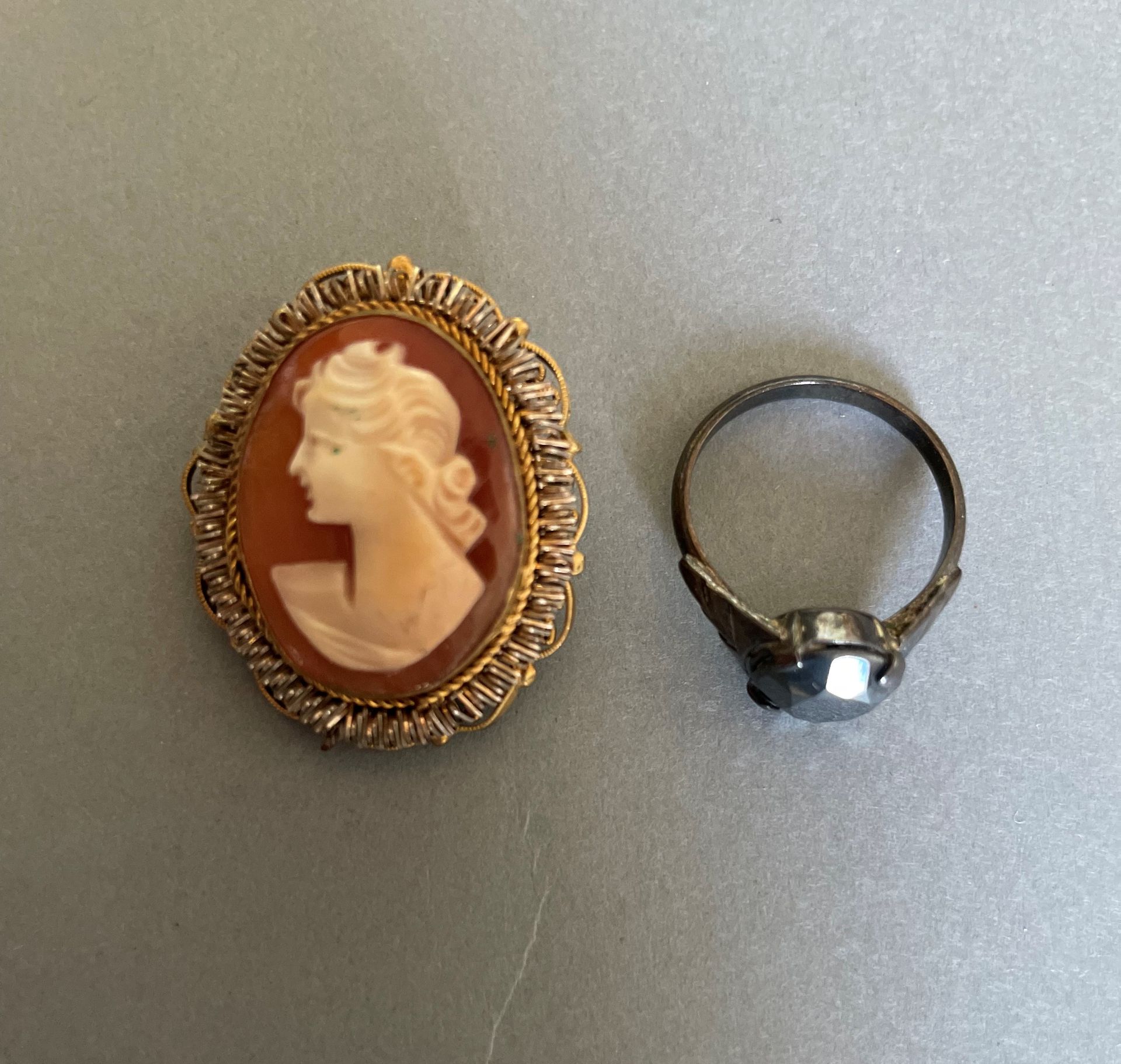 Null Lot including a shell cameo brooch on metal 

and a hematite ring on silver&hellip;