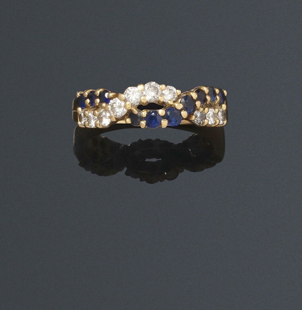 Null BOUCHERON - 镶有一排钻石和一排圆形蓝宝石的戒指。

黄金镶嵌。有签名和编号的53395。(蓝宝石上的芯片)

TD : 55.- 重量 :&hellip;