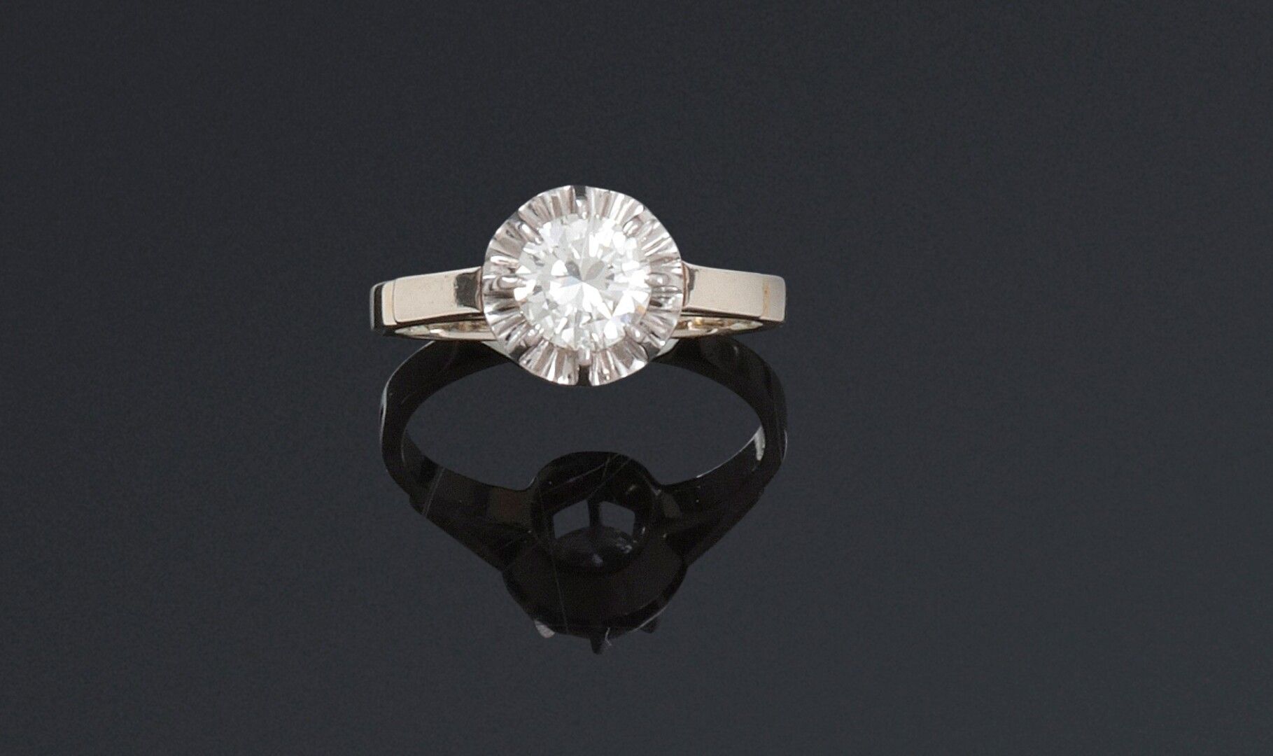 Null 在黄金和铂金上镶有单颗明亮型钻石的戒指。

明亮的重量：约0.70克拉

重量：3.9克。