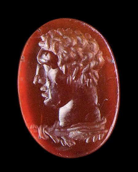 Null 扁椭圆形凹版雕刻着一个年轻的大力士的轮廓，左边是卷发。
红玉髓。罗马艺术，1-2世纪。
1.2 x 0.6 cm
裂缝。