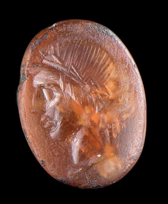Null 凸面椭圆凹版刻有运动员的轮廓，左侧有月桂花环。红玉髓。罗马艺术，2世纪。
1.4 x 0.9厘米