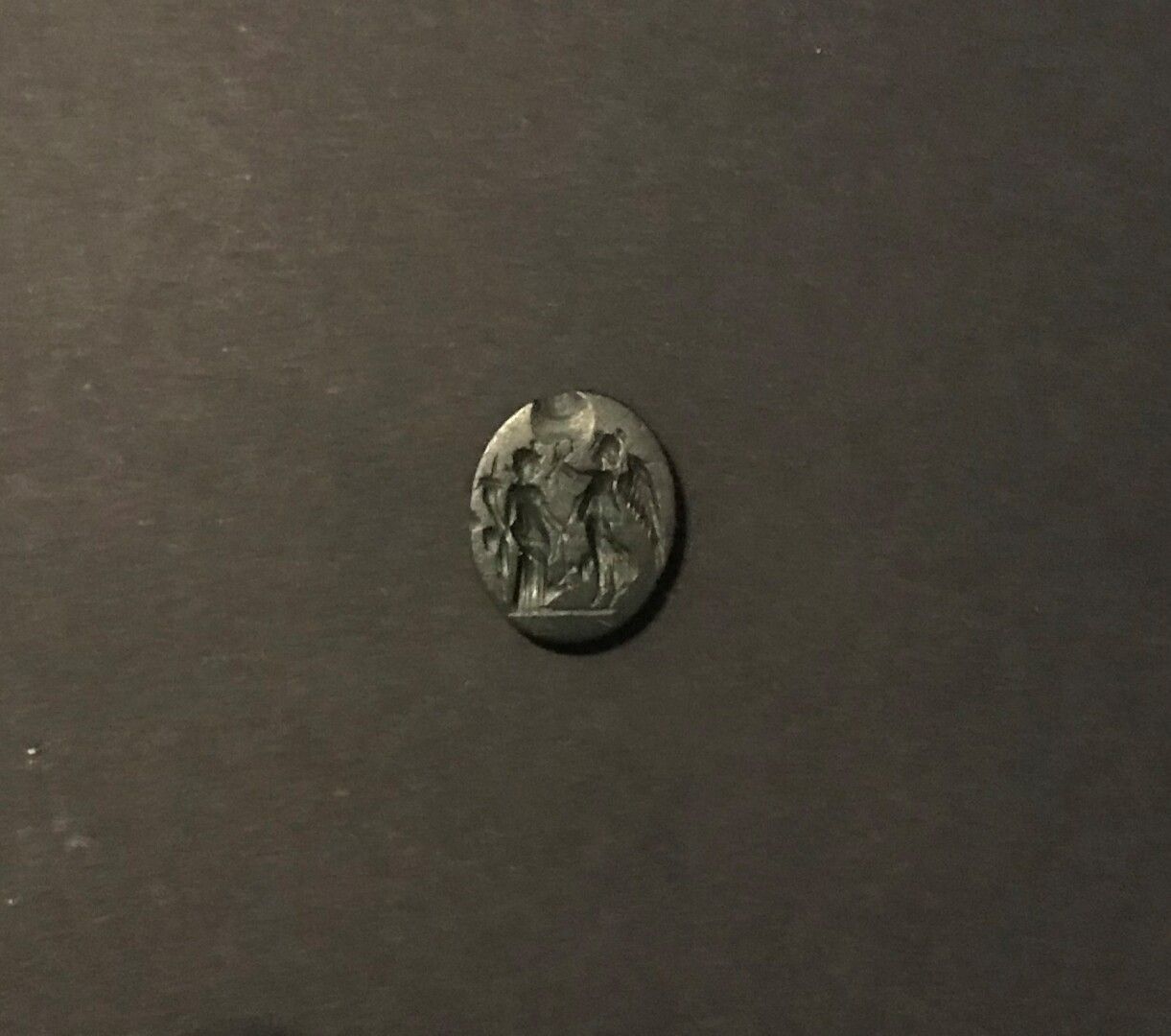 Null 椭圆形和平凹版刻有胜利者加冕Tyche的图案。黑碧玉。罗马艺术，
1-2世纪。
1.5 x 1 cm
色泽。