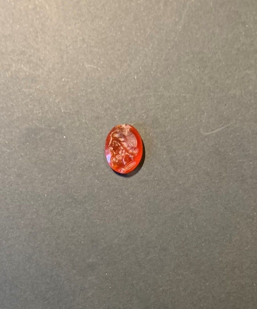 Null 凸面椭圆凹版，左侧刻有Serapis轮廓。红玉髓。罗马艺术，2世纪。
1.3 x 0.8 cm
Flash at top.