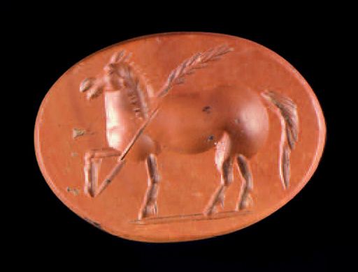 Null 扁椭圆凹版刻一匹马在枝头前左侧通过。红色碧玉。
罗马艺术，2世纪。
0.9 x 1.3 cm