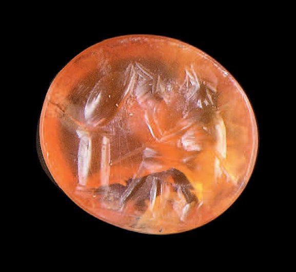 Null 扁椭圆形凹版雕刻着一个战士（阿贾克斯？）抱臂坐在左边，手持头盔。
橙色红玉髓。罗马艺术，公元前1世纪
0.9 x 1.1 cm