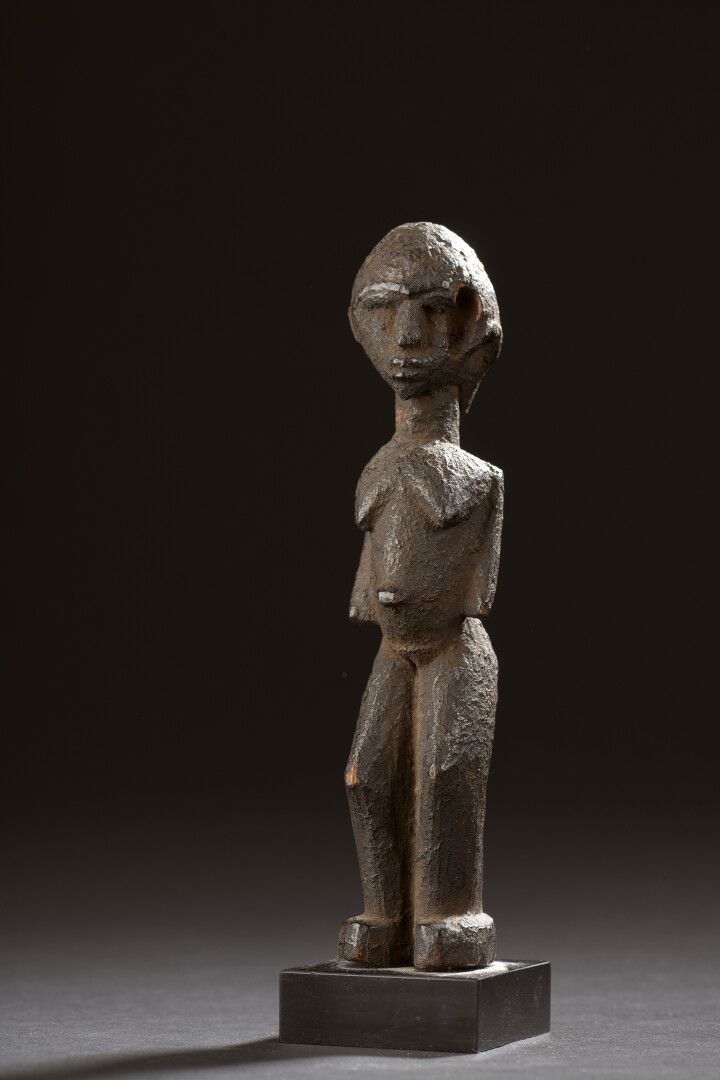 Null Lobi-Statuette, Burkina Faso


Holz mit dunkelbrauner, körniger Patina, Unf&hellip;
