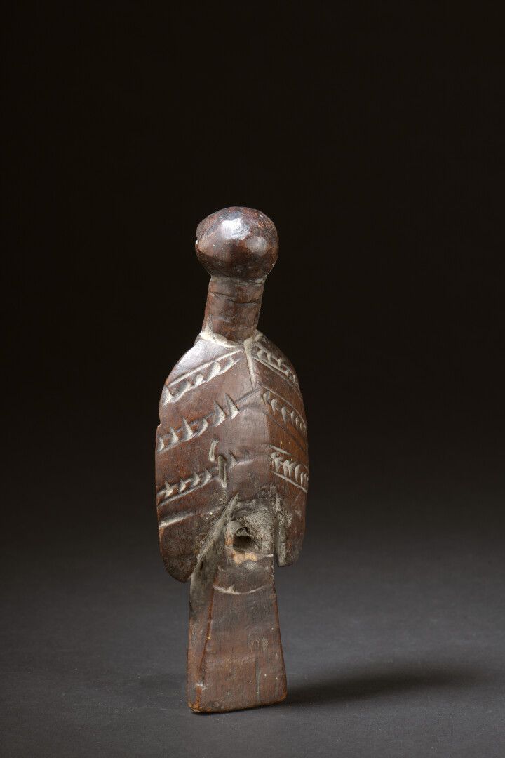 Null 洛比雕像，布基纳法索


带有棕色铜锈的木材。


L. 18 cm


表现一只鸟，翅膀向后折叠靠在身体上，在羽毛的标志上有缺口，头部是抽象的。

&hellip;