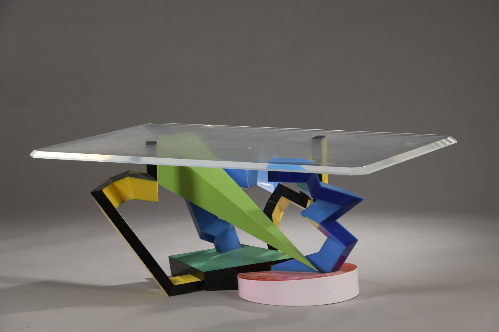 Null 
让-克劳德-法尔希 (1940-2012)






咖啡桌, 1996年






多色有机玻璃用于底座的雕塑，斜面有机玻璃的顶部。




&hellip;