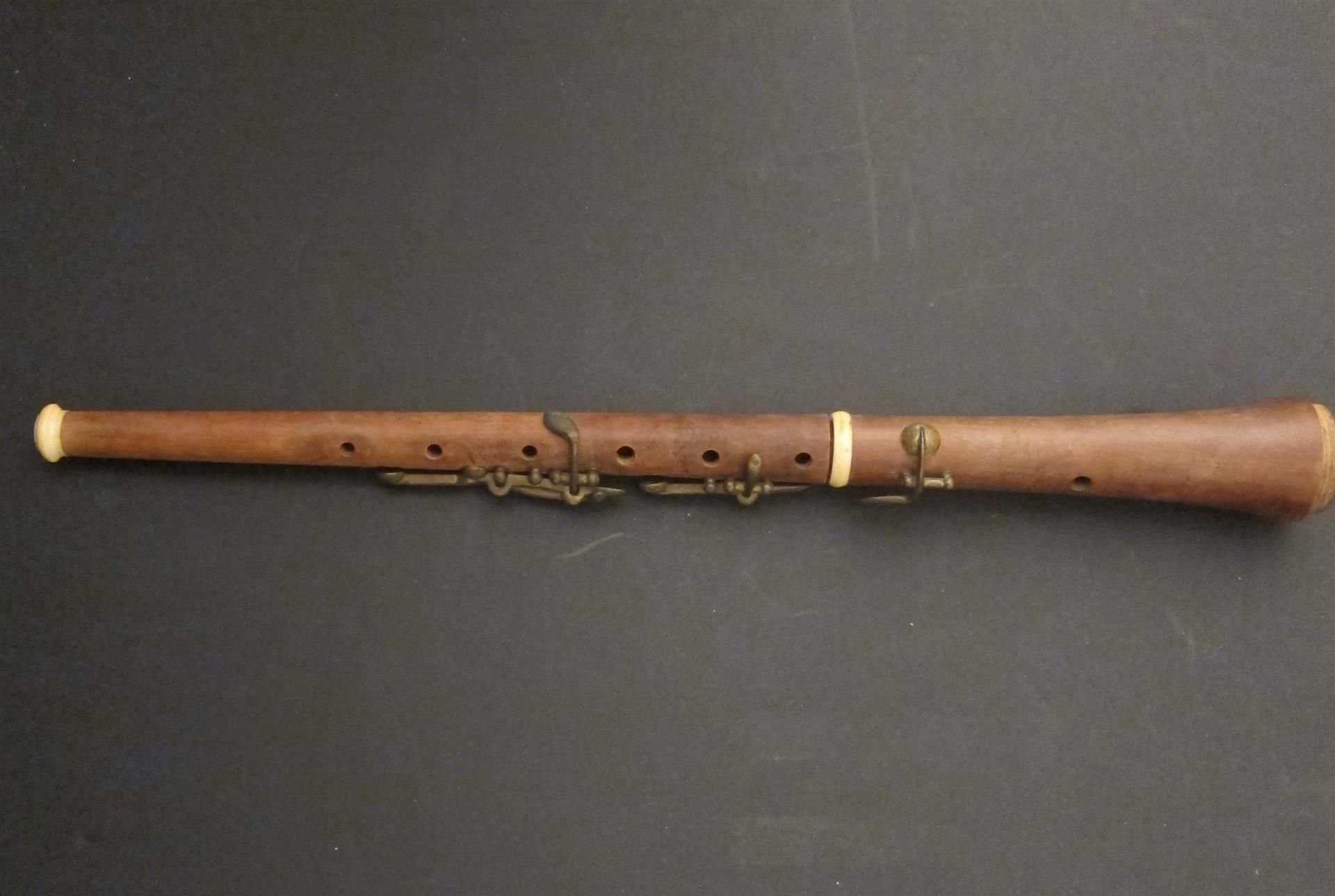 Null Petite flute en bois et bagues ivoire (manque une bague)