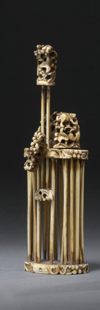 Null CHINE, Canton - XIXe siècle

Cage à grillon en ivoire, surmontée de loirs c&hellip;