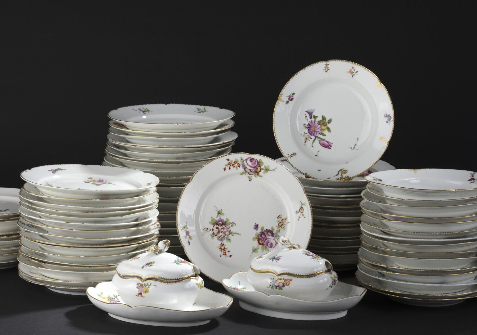 Null 
Sèvres 

Trois assiettes à bord contourné en porcelaine dure à décor polyc&hellip;