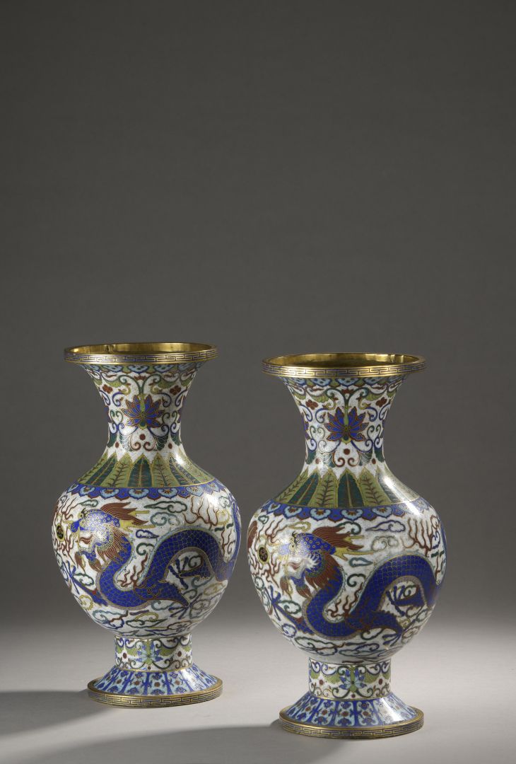 Null CHINE - XXe siècle

Paire de vases en bronze et émaux cloisonnés

polychrom&hellip;