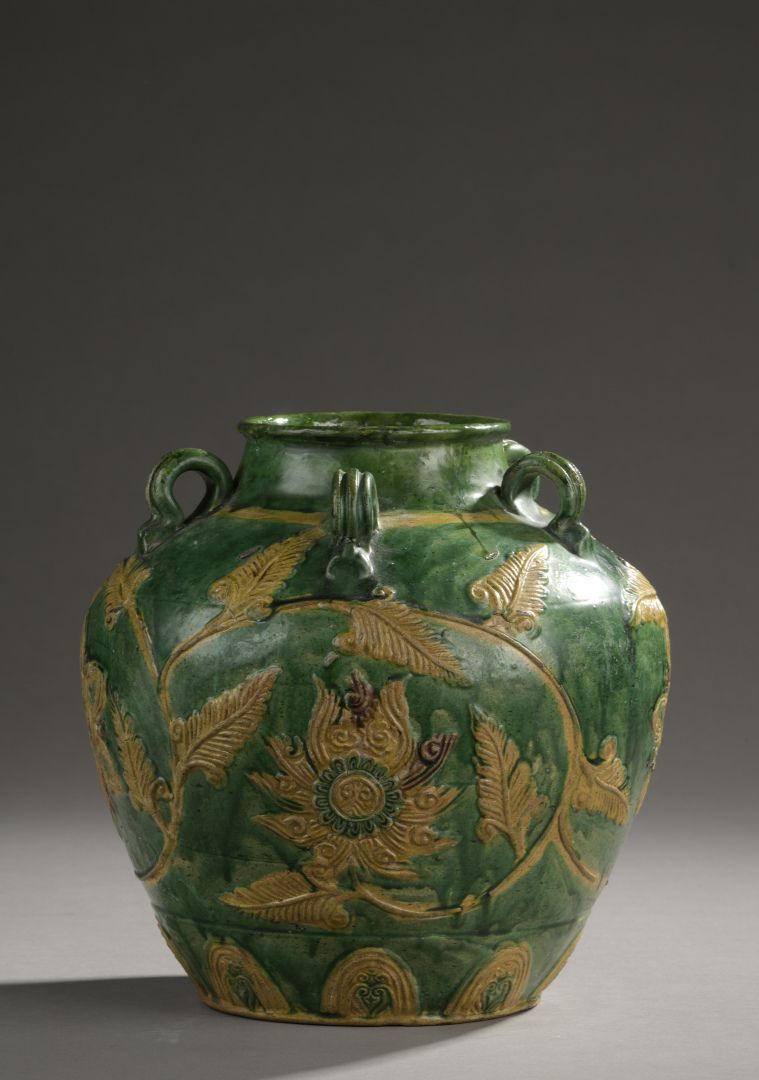 Null CHINE - Époque MING (1368-1644),

XVIe siècle

Pot en grès émaillé vert, au&hellip;