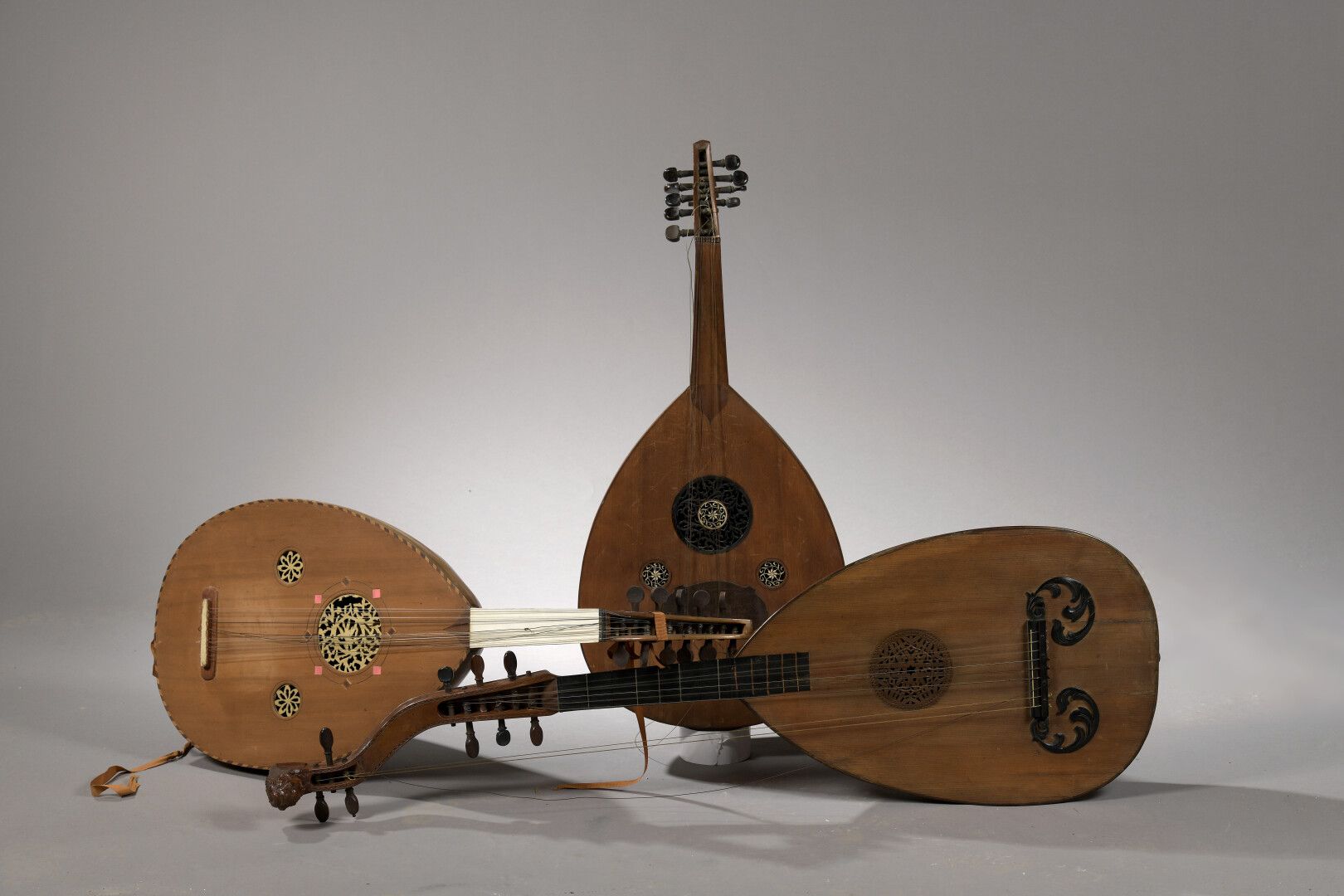 Null 
Guitare-luth théorbée Allemagne, XIXe -XXe siècle. 

6 cordes de jeu et 4 &hellip;
