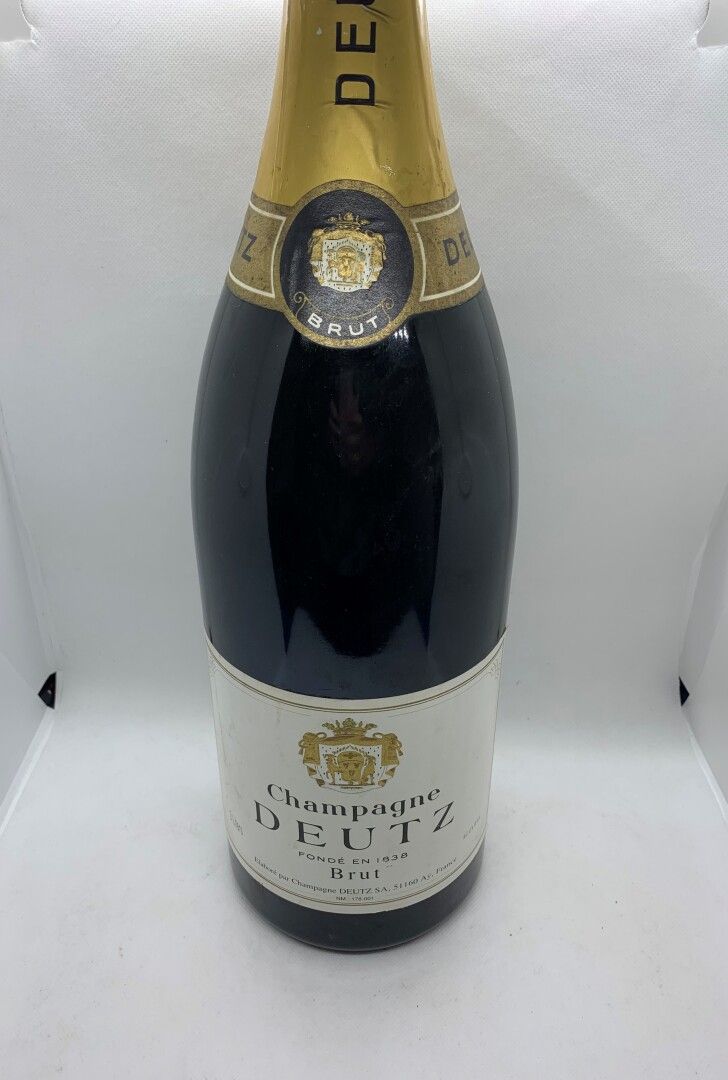 Null 1 jéroboam de Champagne DEUTZ, étiquette légèrement sale, collerette et coi&hellip;