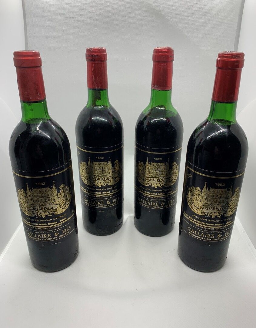 Null 4 bouteilles de Château PALMER Margaux 1982, 3 très légèrement bas, 1 mi-ép&hellip;