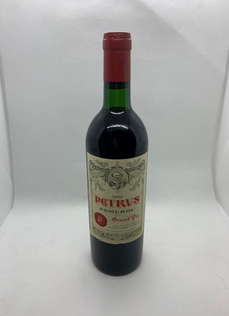 Null 1 bouteille de PETRUS Pomerol 1986, capsule négoce, base goulot, étiquette &hellip;