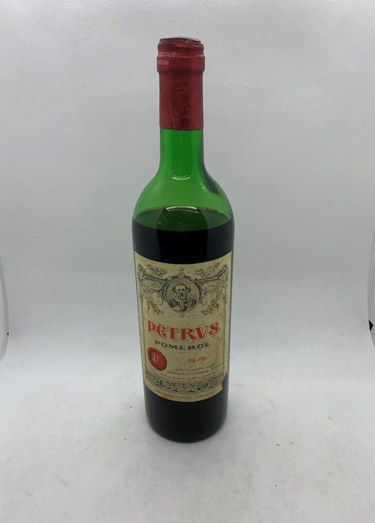 Null 1 bouteille de Petrus 1975, très basse épaule, étiquette et capsule sales a&hellip;