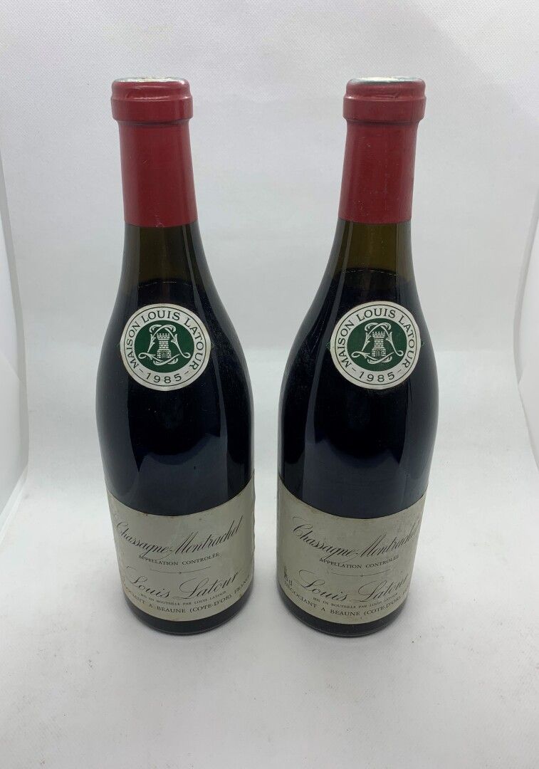 Null 2 bouteilles de CHASSAGNE-MONTRACHET rouge 1985 de Louis Latour, 1 légèreme&hellip;