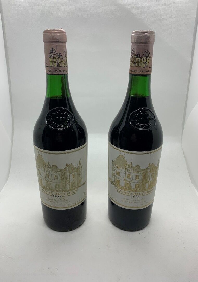 Null 2 bouteilles de Château HAUT-BRION, Premier Grand Cru Classé, Graves 1984, &hellip;