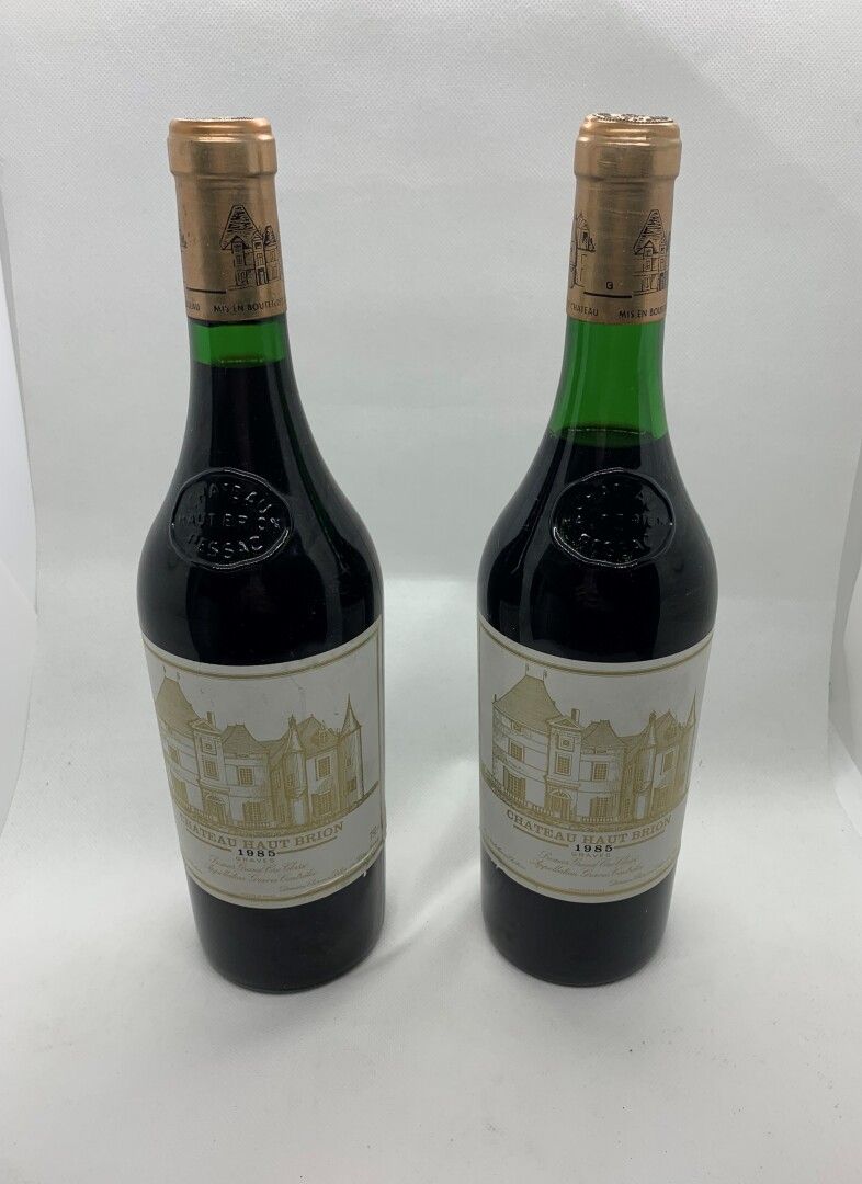 Null 2 bouteilles de Château HAUT-BRION, Premier Grand Cru Classé, Graves 1985, &hellip;
