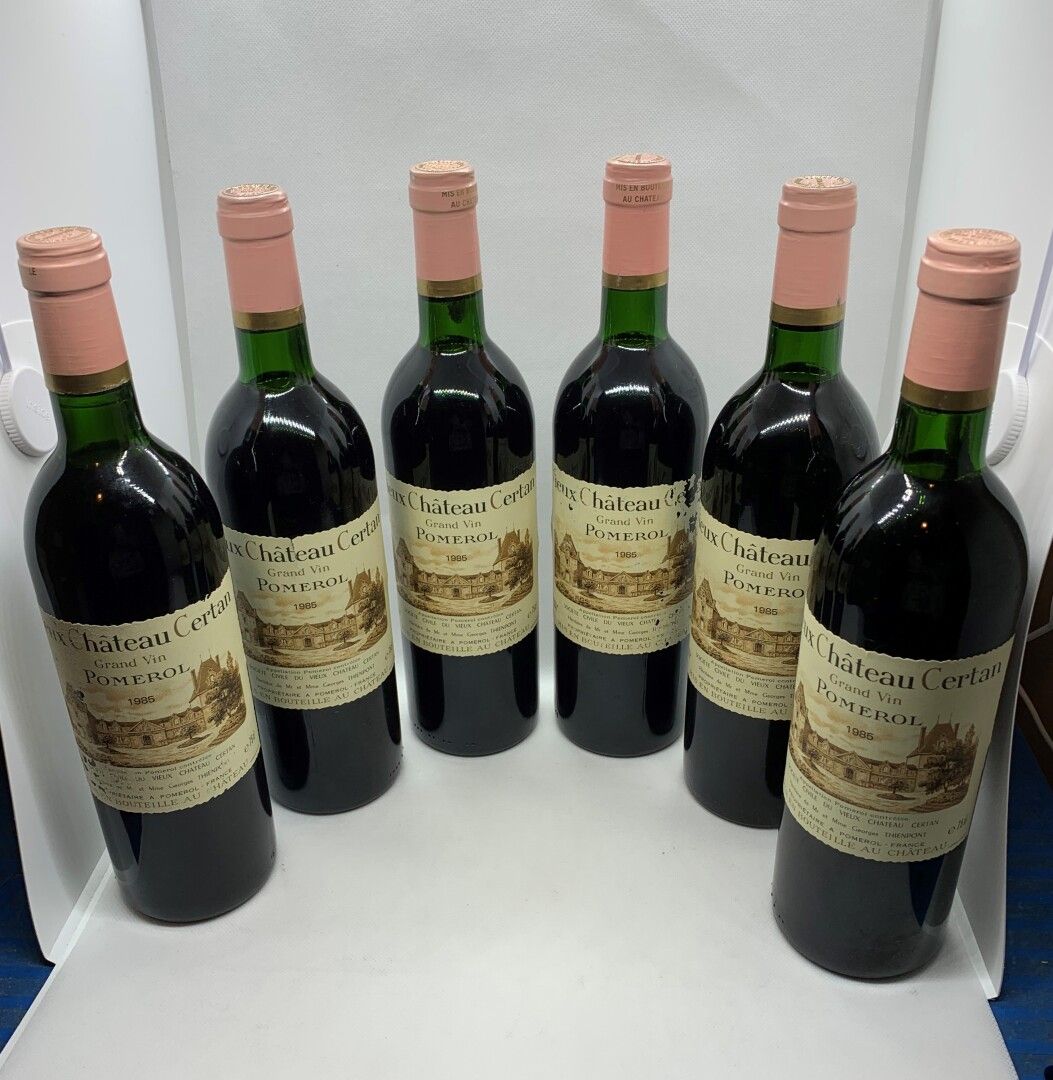 Null 12 bouteilles de Château VIEUX CHÂTEAU CERTAN Pomerol 1985 CBO, 7 base goul&hellip;