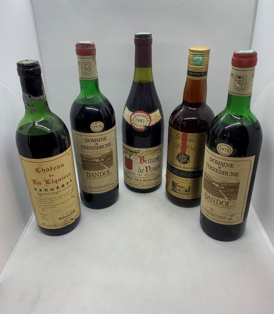 Null 5 bouteilles dont 2 BANDOL 1978 du Domaine de Terrebrune, 2 mi épaule, étiq&hellip;