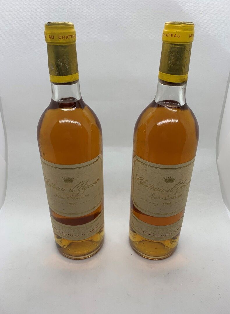 Null 2 bouteilles de Château d'YQUEM Sauternes 1985, 2 base goulot, étiquettes t&hellip;