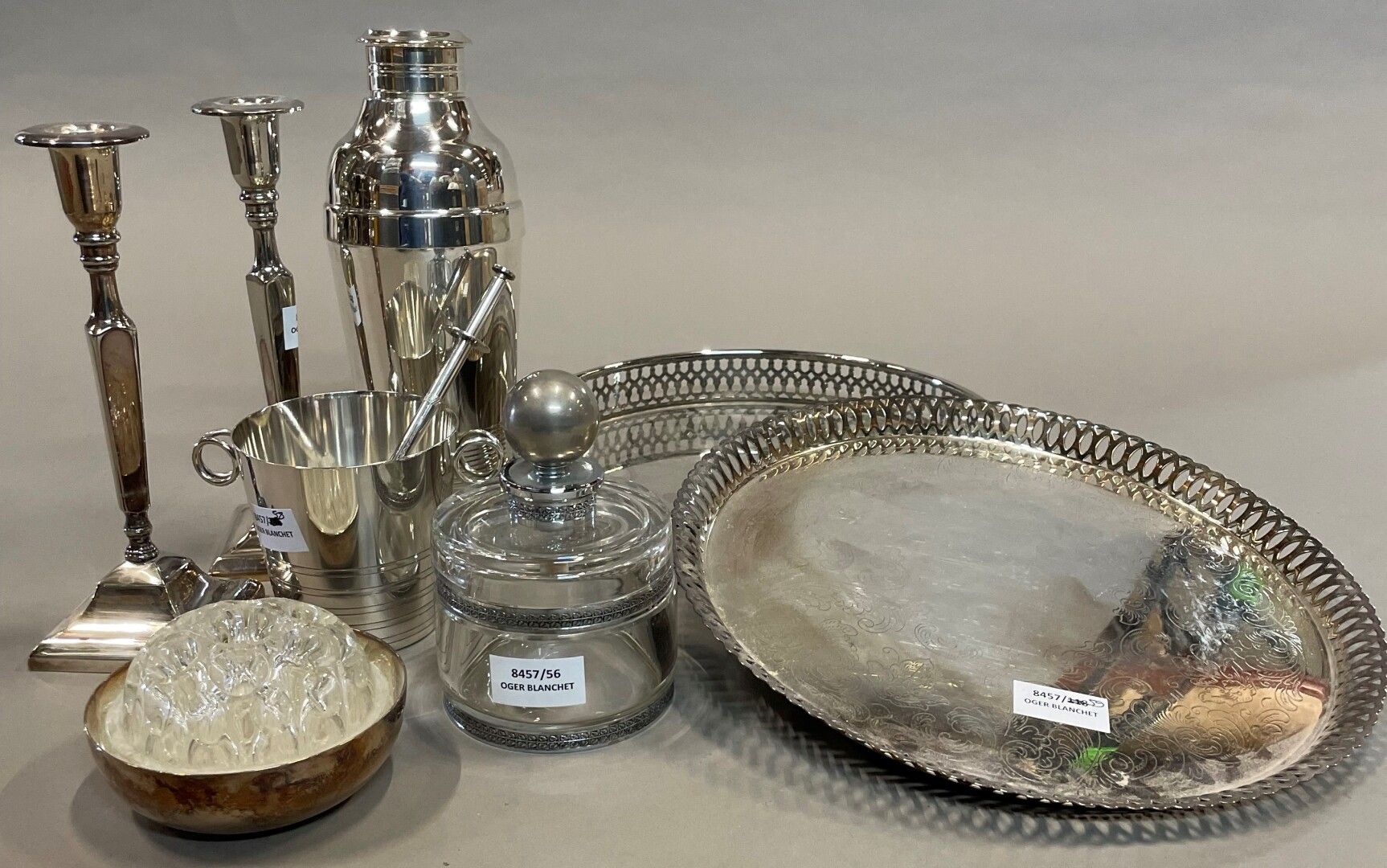 Null 镀银金属套装：Christofle调酒器和花束架，盘子，一对烛台，咖啡壶，牛奶壶，带金属环的玻璃盒。
