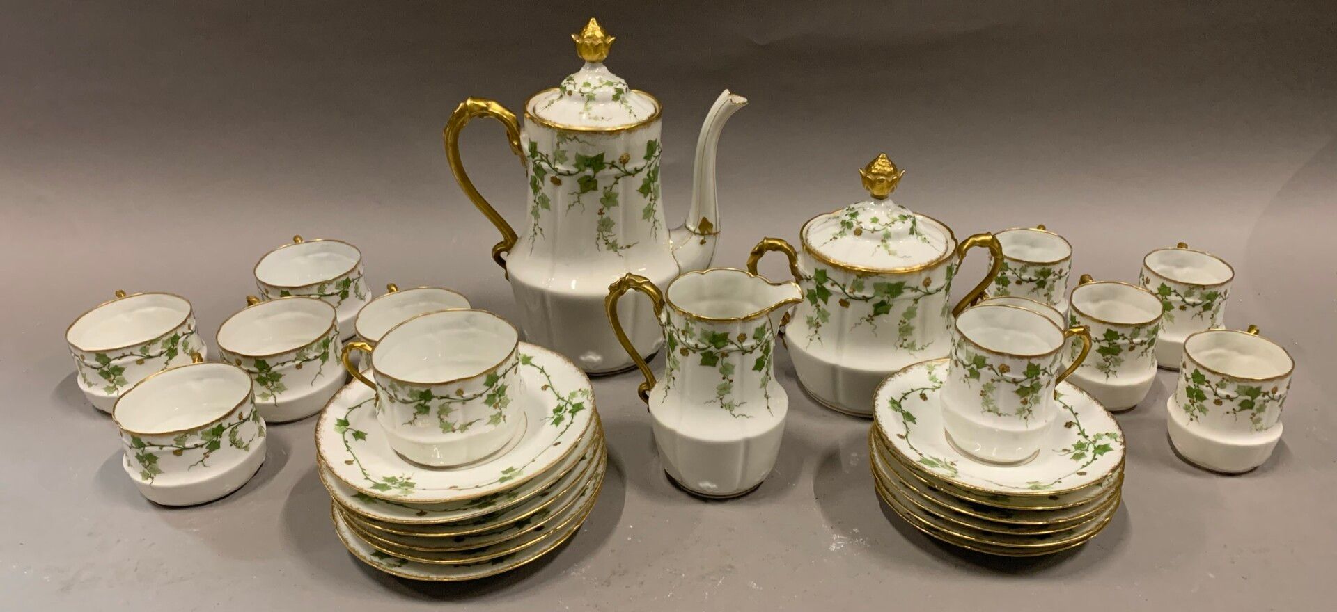 Null Servizio da tè e caffè in porcellana con decorazione di edera.

Fine del 19&hellip;