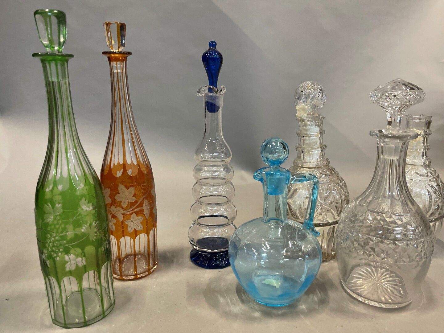 Null Set of glass and crystal decanters, some in lined glass. 

H : 37 to 22 cm
