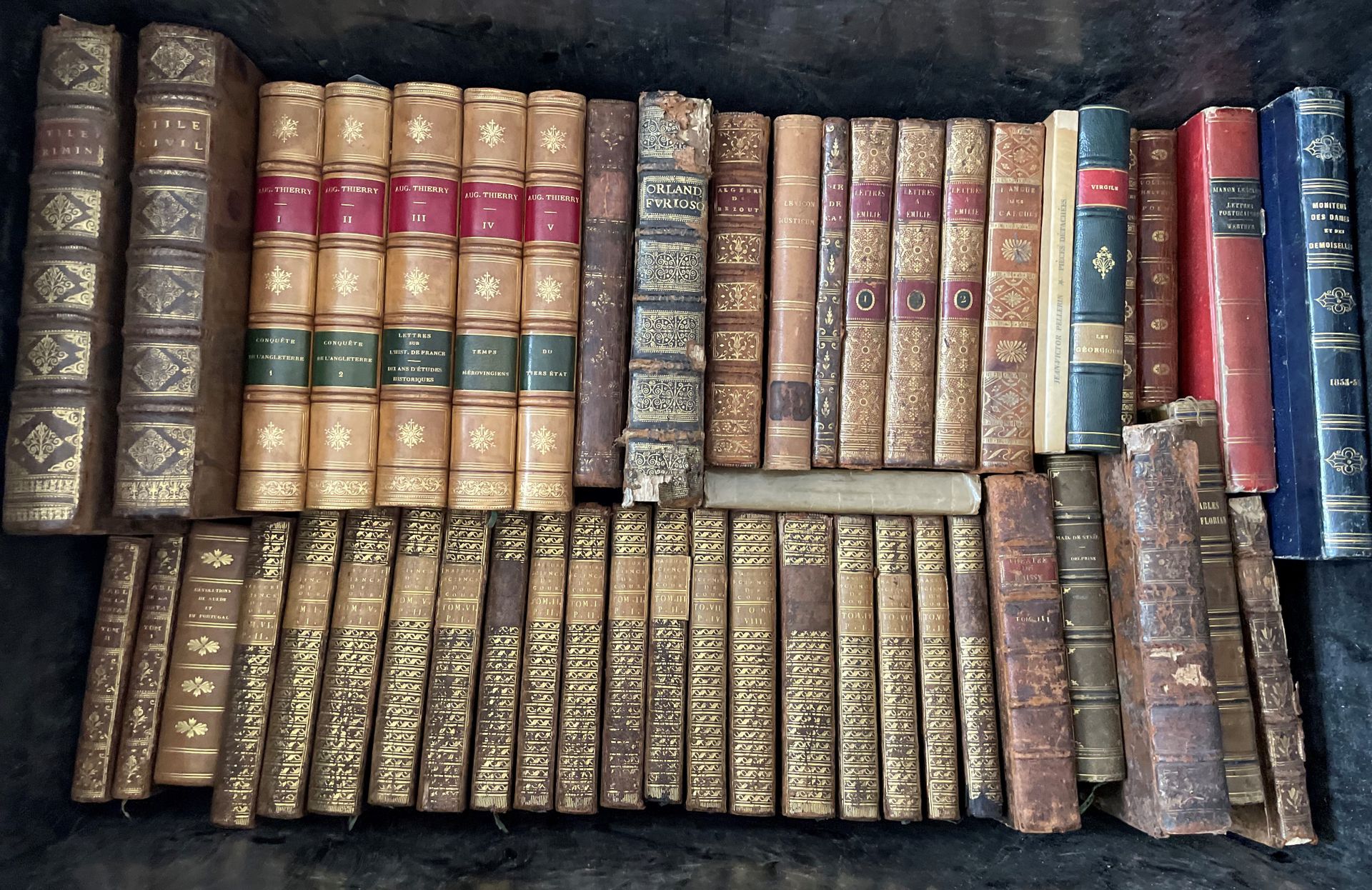 Null 
Caja de libros encuadernados de los siglos XVIII y XIX