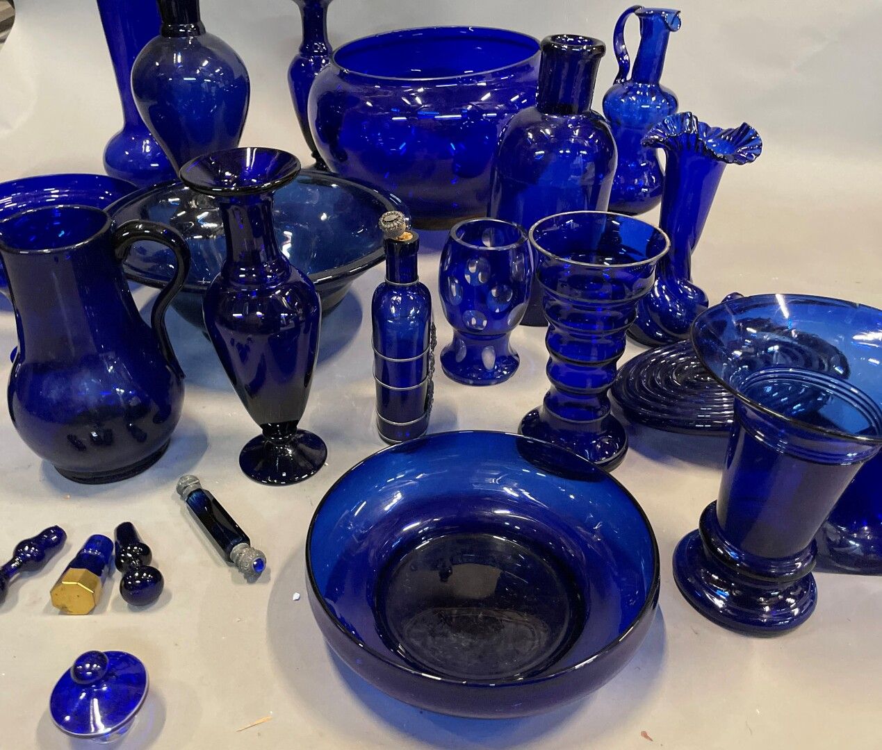 Null Important collection of blue glass vases, bottles, flasks, cups

(several c&hellip;