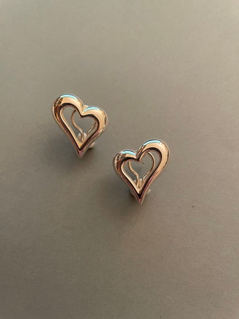 Null Paar "Herz"-Ohrringe aus Silber.

Gewicht: 11,45 g.

H: 2 cm