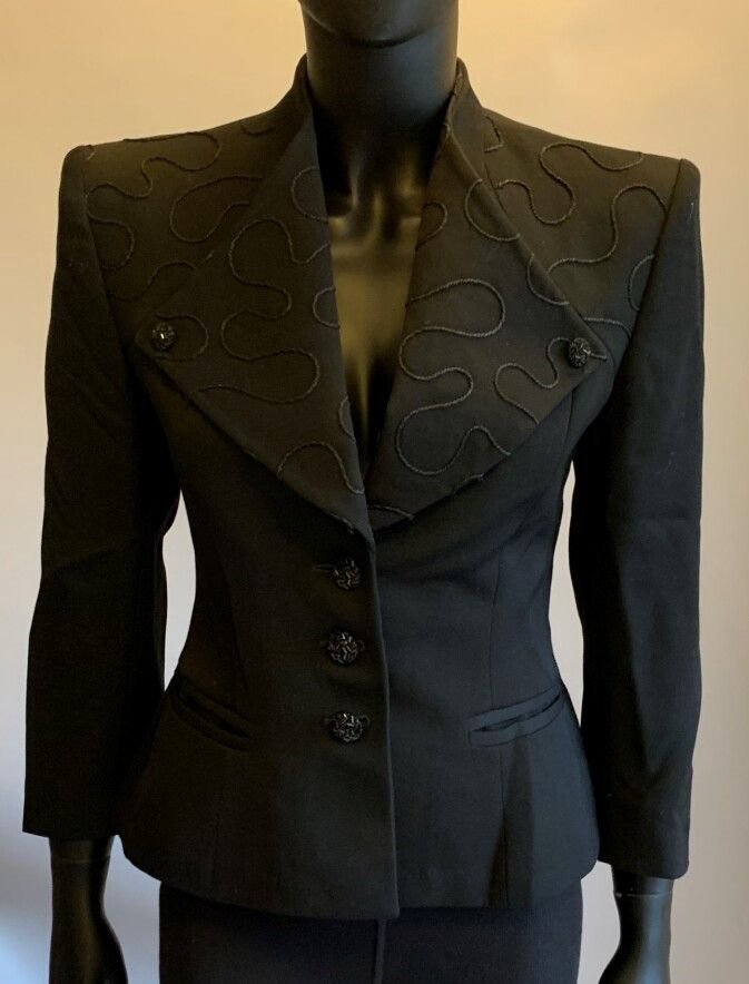 Null Guy LAROCHE精品店，TED LAPIDUS高级时装店

拍品包括两件夹克，其中一件为黑色羊毛，绣有通花图案。

另一个穿着绿色天鹅绒。

尺&hellip;