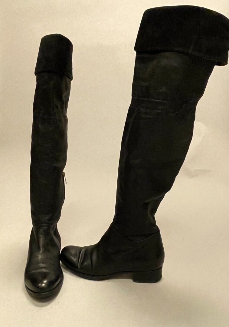 Null Jimmy CHOO

一双黑色皮革高筒靴，带麂皮袖口

尺寸39。

磨损的