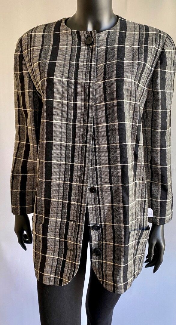 Null 克里斯蒂安-迪奥专卖店

黑白格子羊毛外套，单排扣，长袖，两个口袋。

尺寸40/42左右。