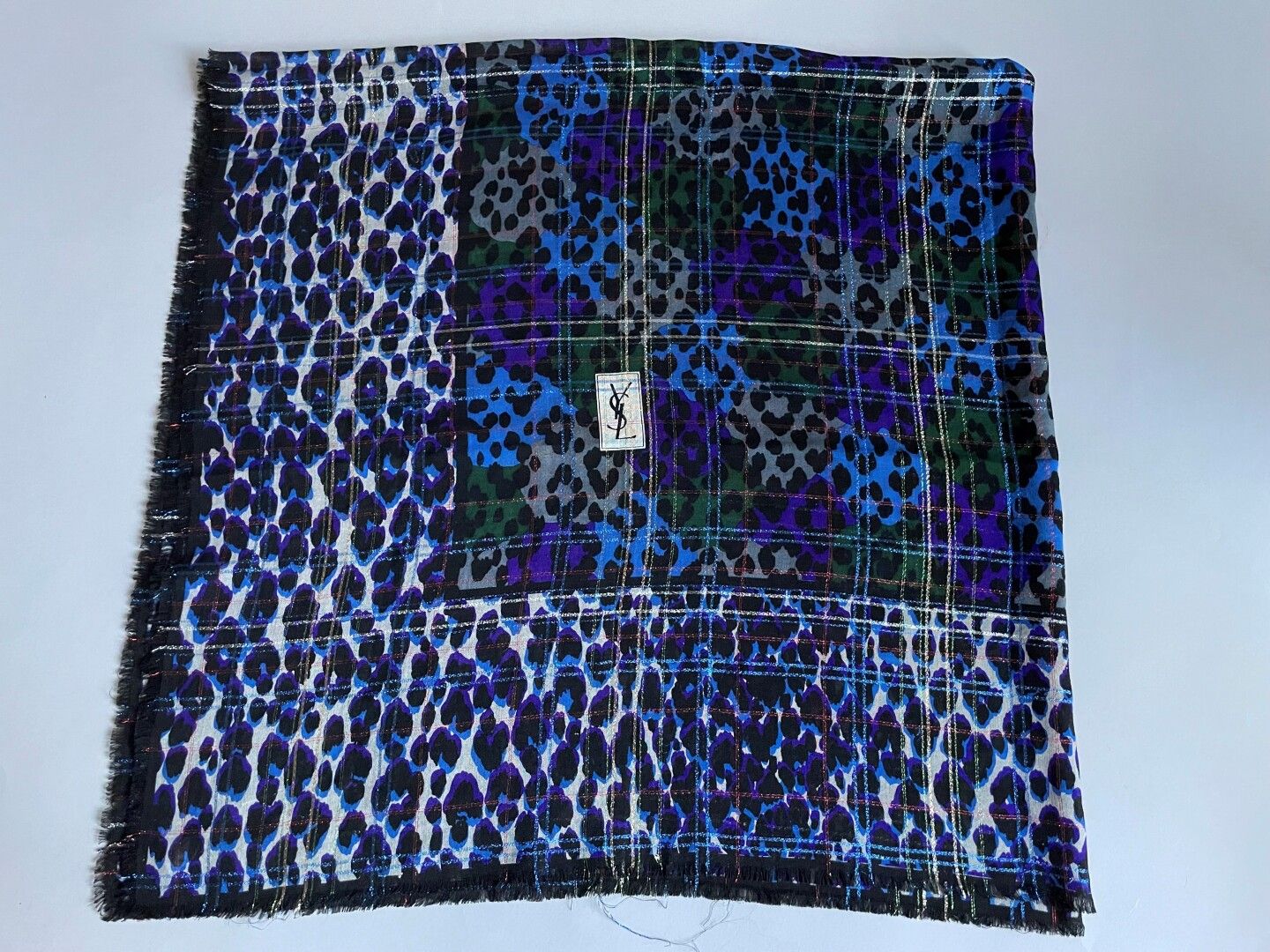 Null Yves SAINT LAURENT

Chal de lana con estampado de pantera azul y morado con&hellip;