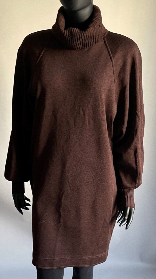 Null FENDI

Pulloverkleid aus brauner Wolle mit Rollkragen. 

Größe ca. 38. 

Lo&hellip;