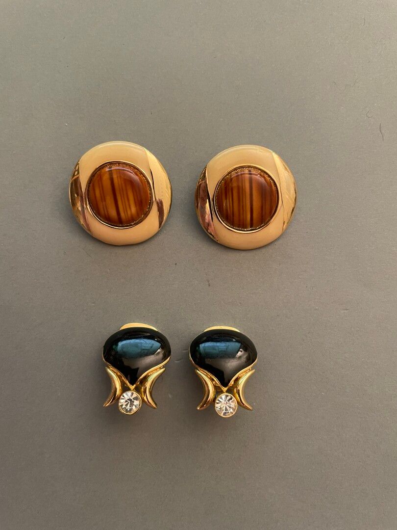 Null ORENA

Dos pares de clips para las orejas en metal dorado, esmalte y pedrer&hellip;