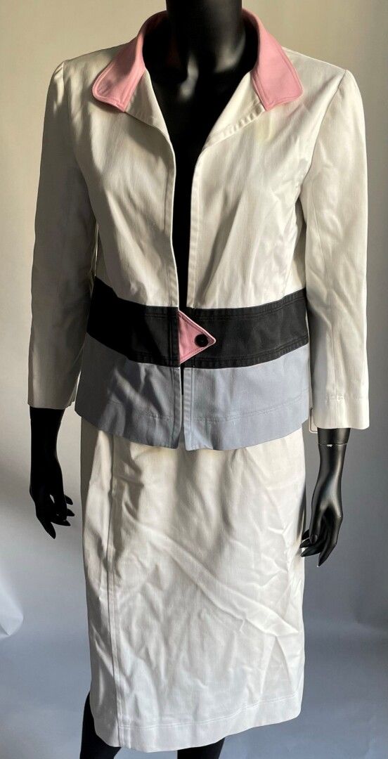 Null COURRÈGES A.巴黎

白色、粉色、黑色和灰色的棉质套装，包括一件直领外套和一条裙子。

大约38号尺寸。

污渍 - 裙子的改动。