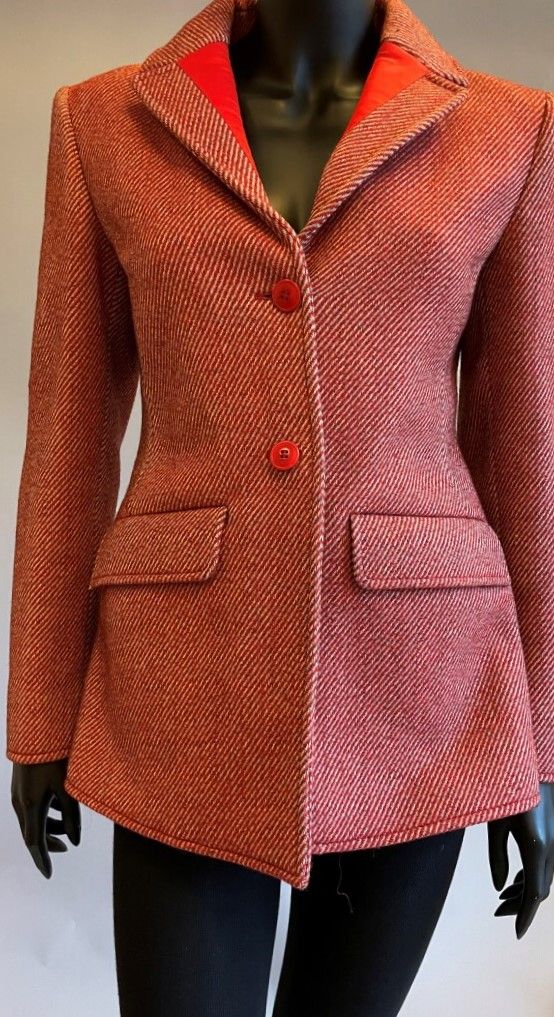 Null MIU MIU

Veste en lainage à rayures écrues et rouges, col cranté, simple bo&hellip;