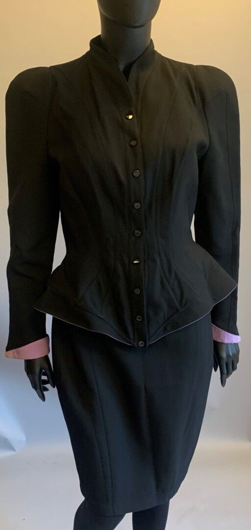 Null Thierry MUGLER

黑色羊毛绉绸套装，尖领带扣，长袖带帕尔马翻领，外套底部有提醒，直筒裙。

尺寸42

翻领上有磨损、孔洞和污渍。